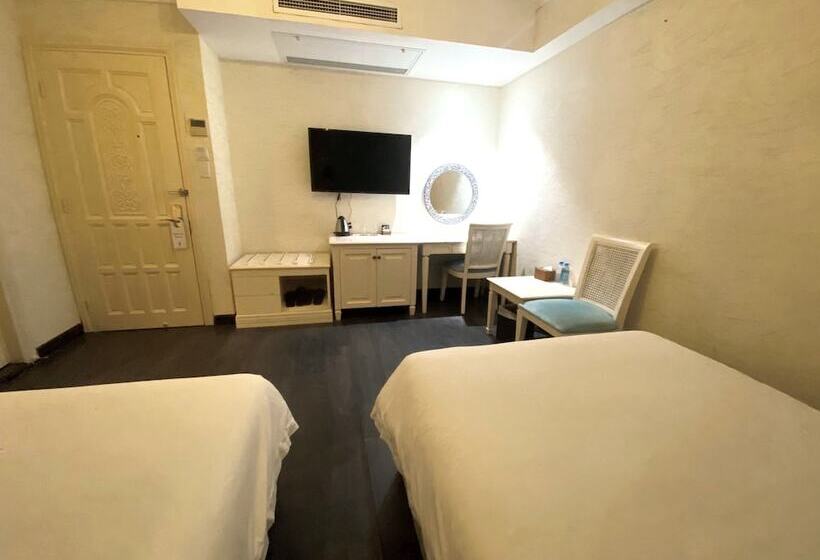 اتاق لوکس سه تخته, California Saigon Hotel & Rooftop Pool