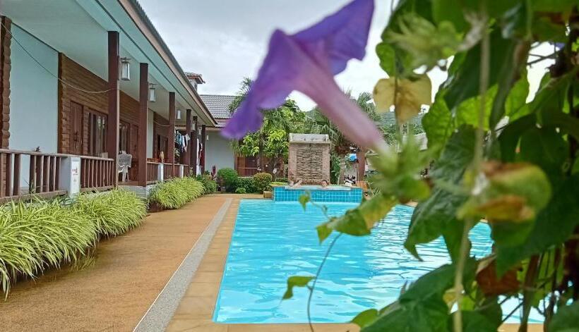 Номер Deluxe Вид на Бассейн, Khum Laanta Resort   Sha Extra Plus