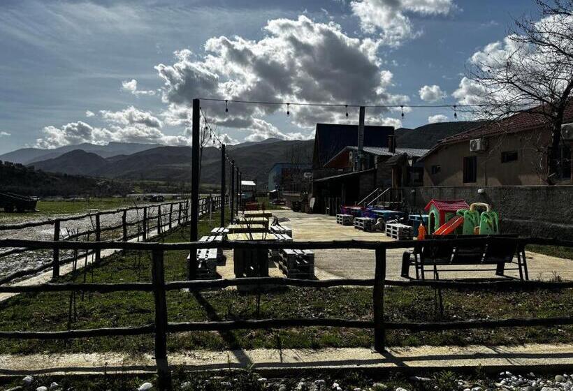 سوییت دوبلکس, Bujtina Vjosa