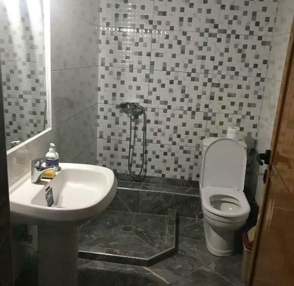 اتاق استاندارد چهار تخته, Joni S House