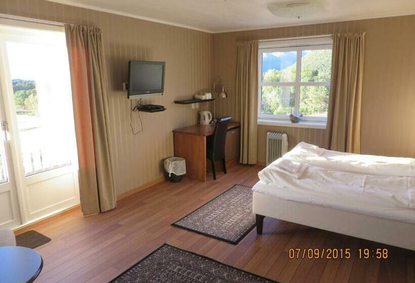 Номер Deluxe с Балконом, Ulvsvåg Gjestgiveri Og Fjordcamping As