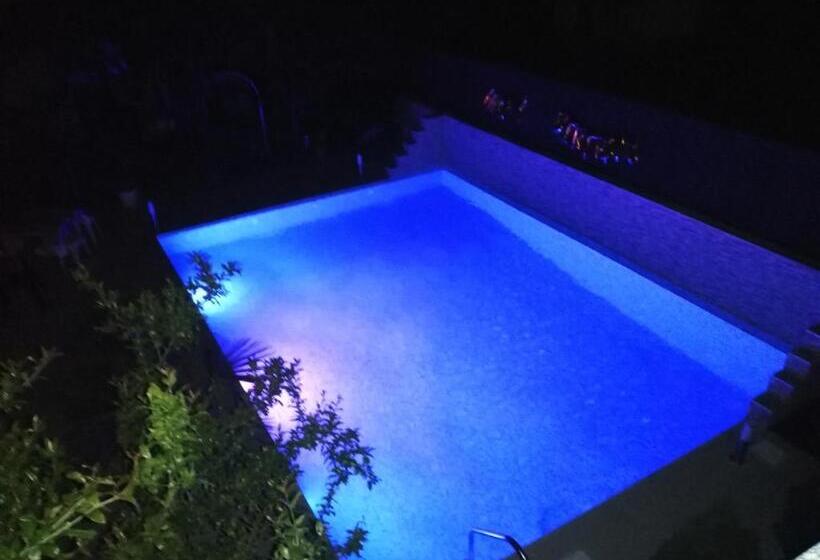اتاق خانوادگی با چشم‌انداز کوه, Lile Pestani Accommodation