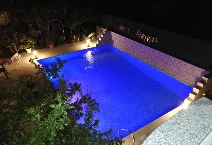 سوئیت جونیور با چشم‌انداز باغ, Lile Pestani Accommodation