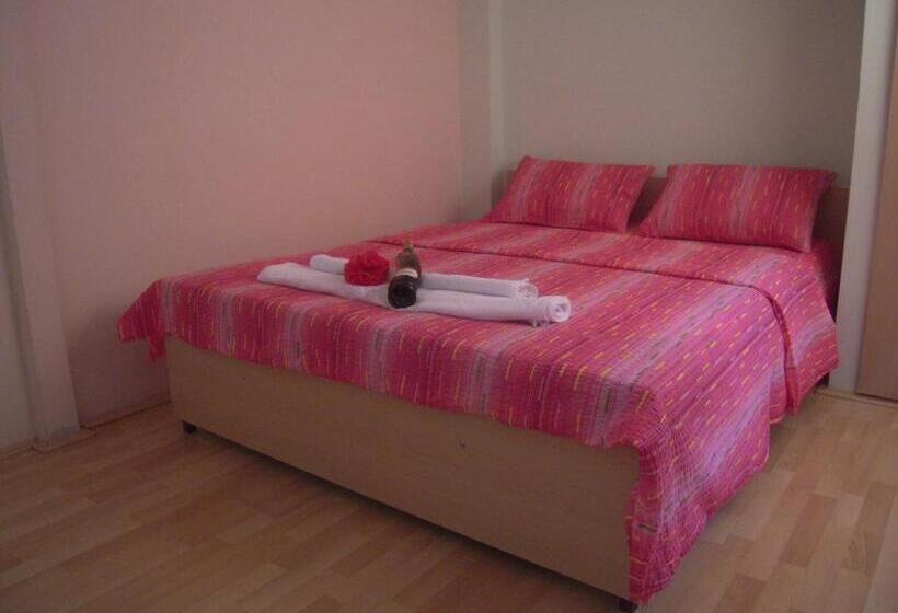 اتاق خانوادگی با چشم‌انداز کوه, Lile Pestani Accommodation