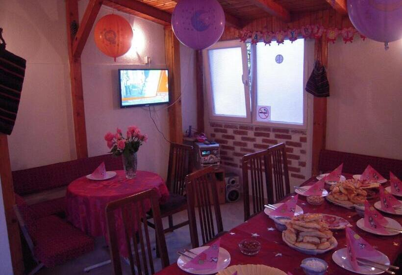 اتاق خانوادگی با چشم‌انداز کوه, Lile Pestani Accommodation