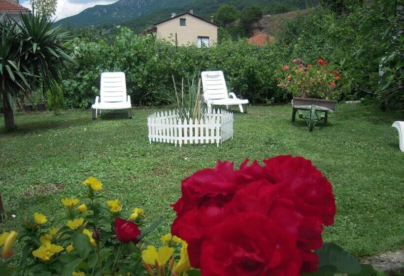 بنگله خانوادگی, Lile Pestani Accommodation