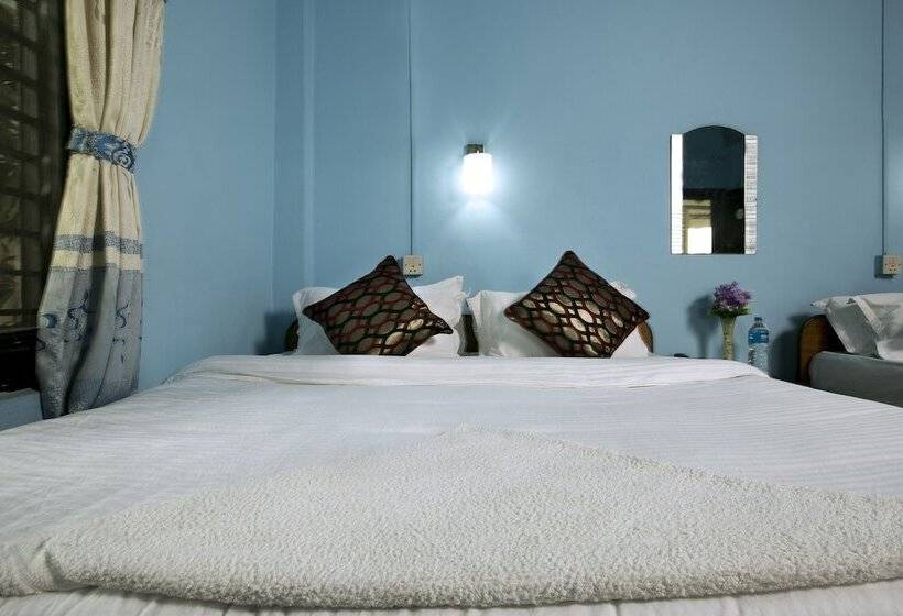 Deluxe Triple Room, Sauraha Nana