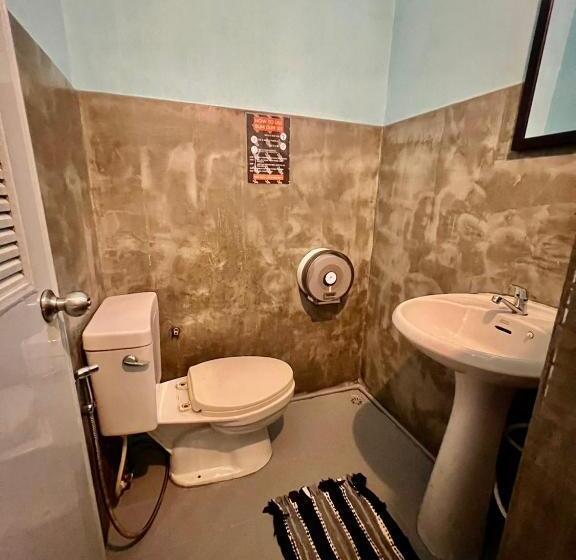 공동 객실, Revolution Hostel Pai