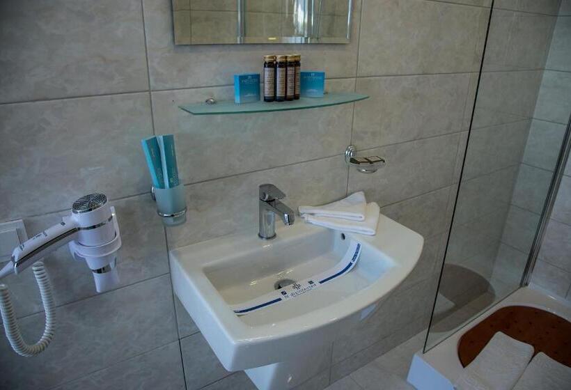اتاق استاندارد با چشم‌انداز استخر, Boutique Hotel Portofino