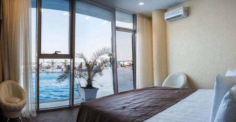 اتاق استاندارد با چشم‌انداز استخر, Boutique Hotel Portofino