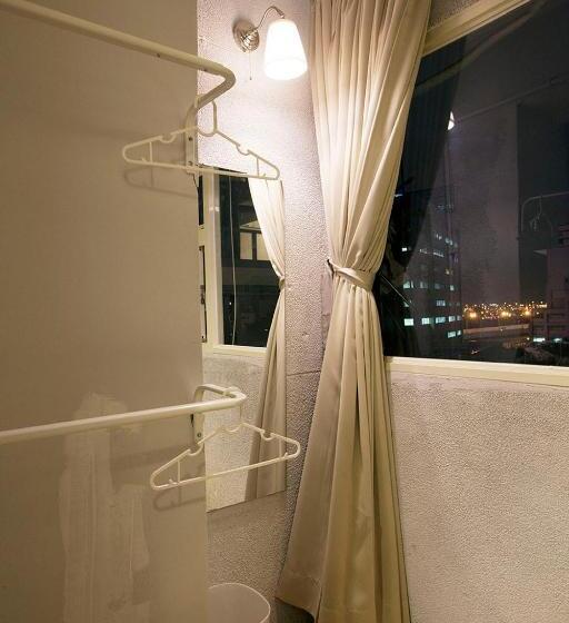 تختخواب در اتاق مشترک, Mr. Lobster’s Secret Den Design Hostel