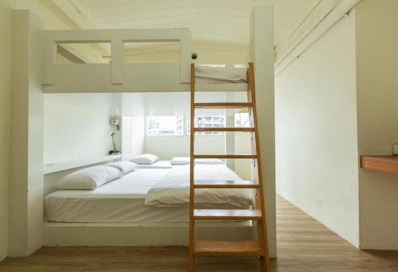 اتاق خانوادگی, Mr. Lobster’s Secret Den Design Hostel