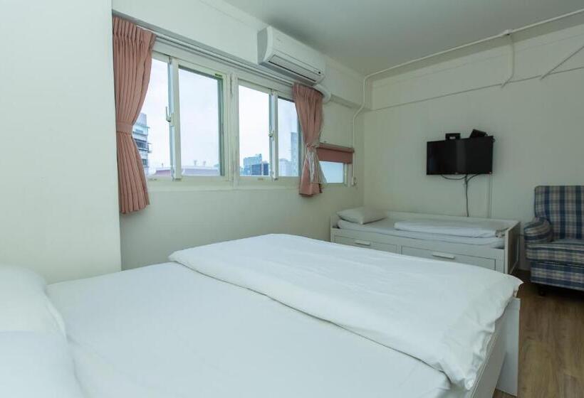 اتاق راحتی سه تخته, Mr. Lobster’s Secret Den Design Hostel
