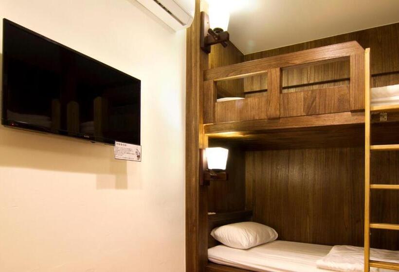 اتاق کلاسیک چهارنفره, Mr. Lobster’s Secret Den Design Hostel