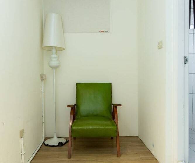 اتاق کلاس بیزنس, Mr. Lobster’s Secret Den Design Hostel