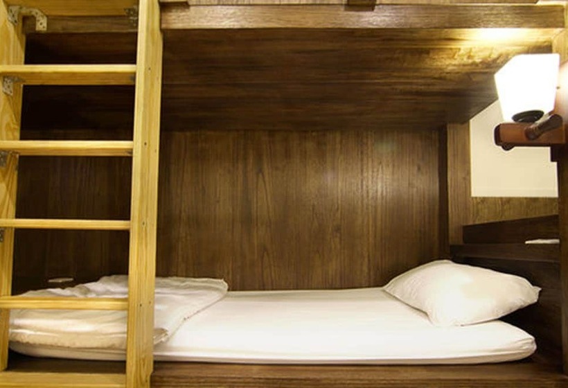 اتاق کلاسیک چهارنفره, Mr. Lobster’s Secret Den Design Hostel