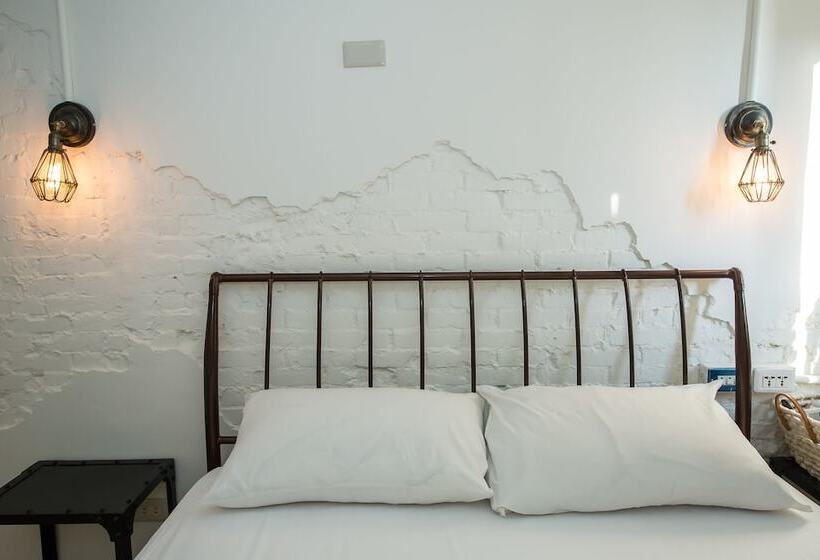 اتاق کلاسیک, Mr. Lobster’s Secret Den Design Hostel