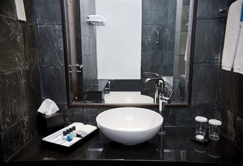 Люкс Повышенной Комфортности, Ocean Edge Suites & Hotel Colombo