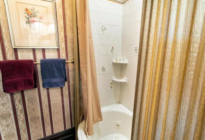 Люкс с гидромассажем, South Broadway Manor B&b   Near Fallingwater, Ohiopyle State Park, Hiking & Biking Trails Gap