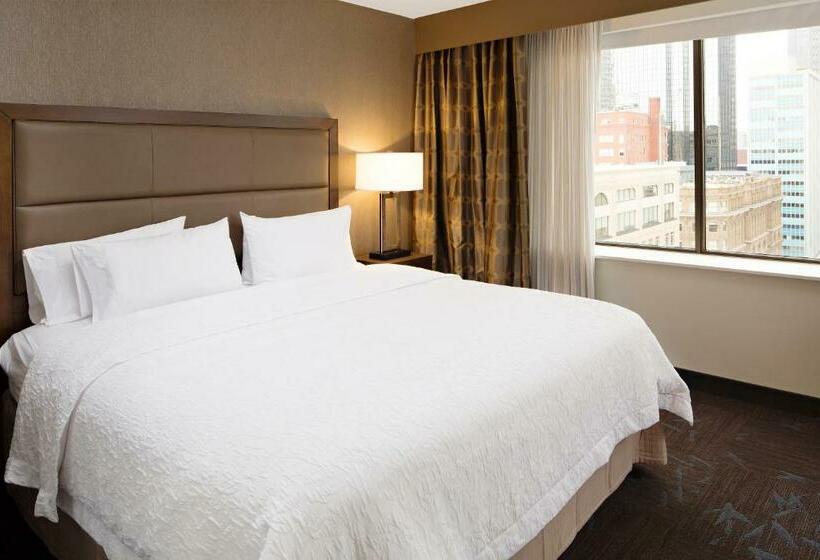 חדר סטנדרט עם מיטת קינג, Hampton Inn & Suites Dallas Downtown