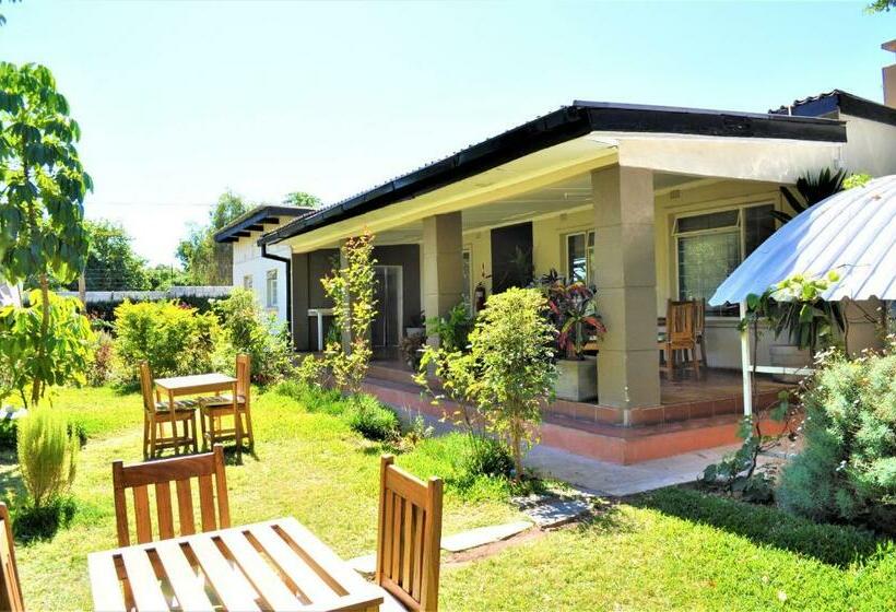 اتاق استاندارد سه تخته با سرویس بهداشتی مشترک, Natwange Backpackers