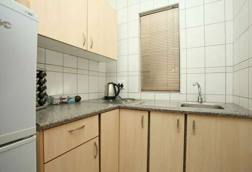 Дом 1 Спальня, 12 On Hillel Guest Manor