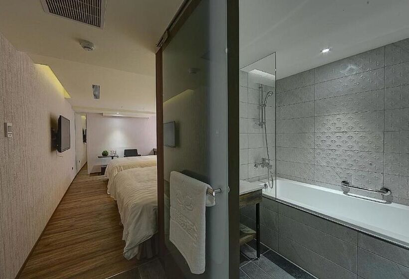 اتاق استاندارد سه نفره, Lan Kwai Fong Garden