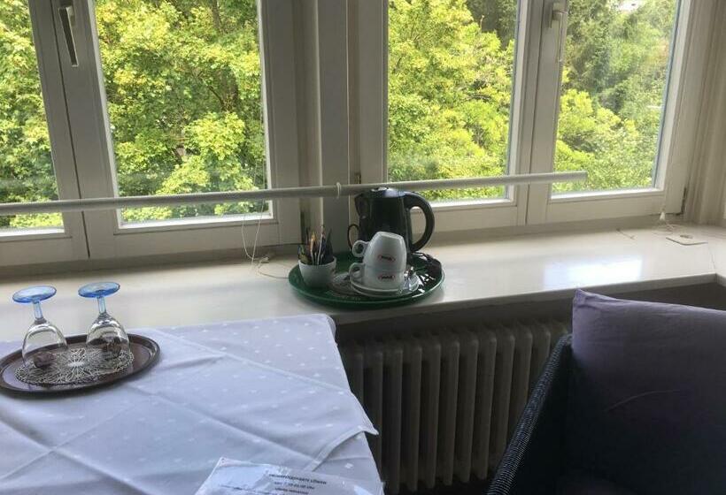 Номер Стандарт, Gasthaus Zum Löwen   Restaurant Akropolis