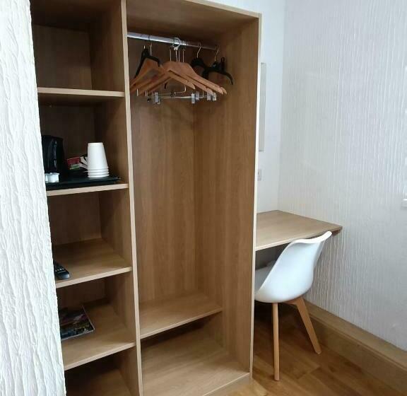 패밀리 룸, Hughie Mickey Dan S B&b