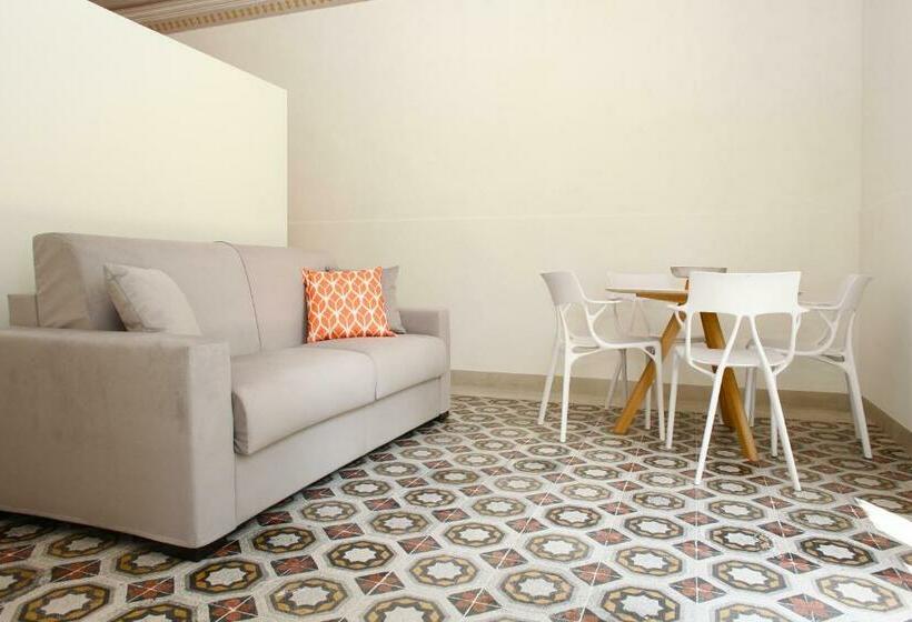 سوئیت جونیور با چشم‌انداز باغ, Versomare Room & Suite