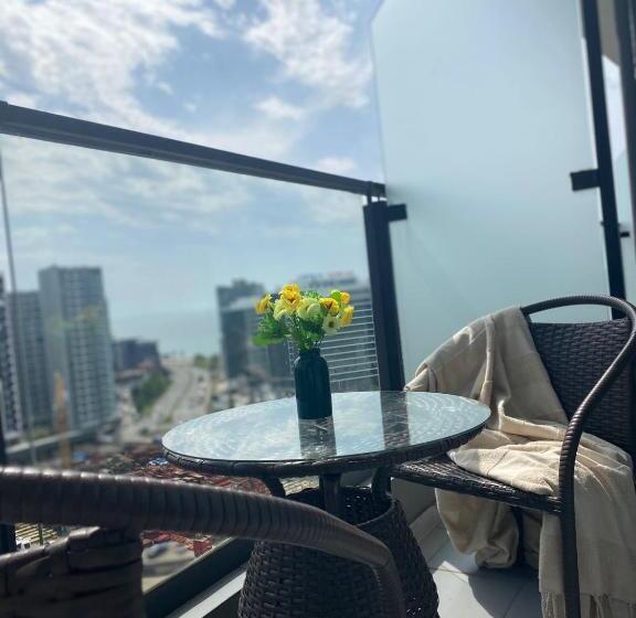 استودیوی سوپریور, Bianca Residential