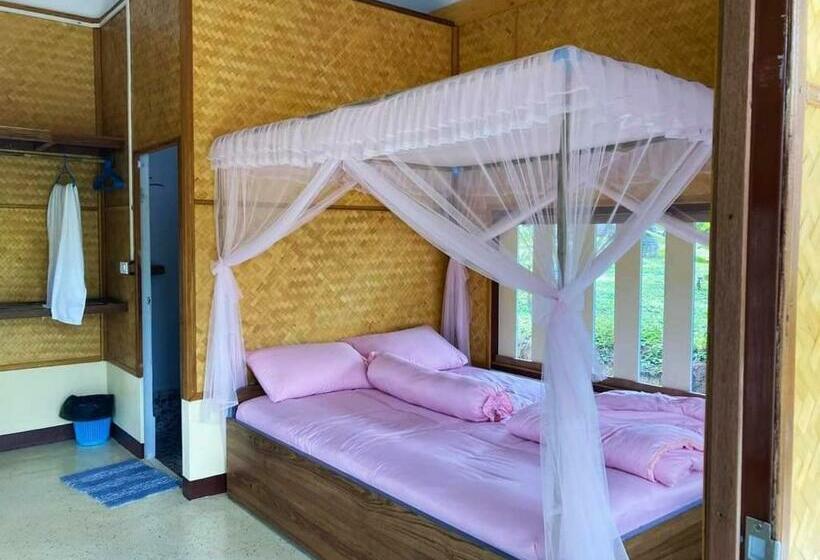 Номер Стандарт Вид на Бассейн, Phonphusang Utopia Farmstay