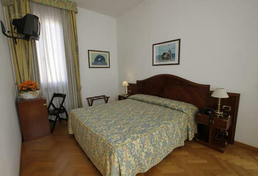 标准三人间, Albergo Italia