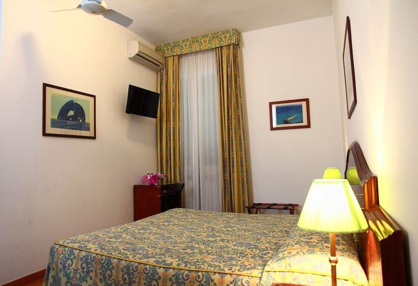 标准三人间, Albergo Italia
