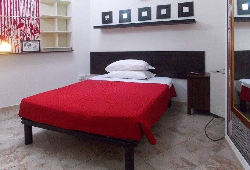 标准间, Hostel Colours