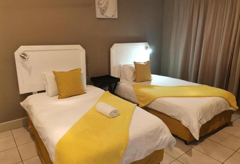 Дом 3 Спальни, Point Village Hotel And Self Catering