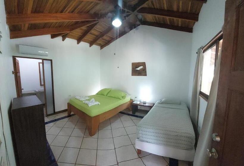 חדר בסיסי לשלושה, Indra Inn