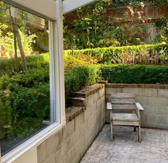 דירת חדר בקומת קרקע, March Apartments