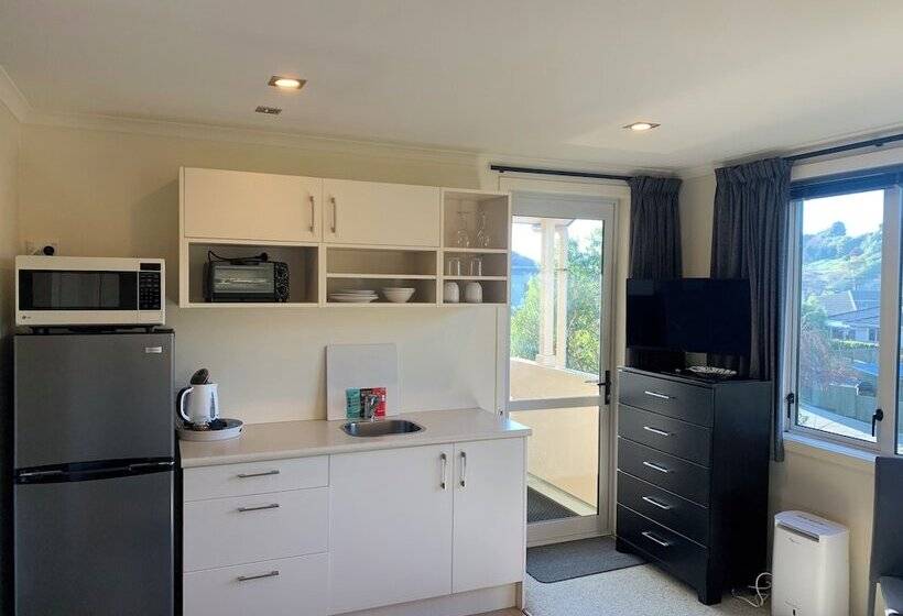 דירת חדר נוף לגינה, March Apartments