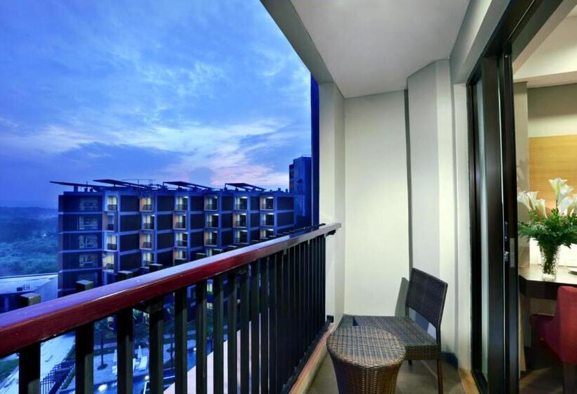 Номер Deluxe Вид на Бассейн, Aston Sentul Lake Resort & Conference Center
