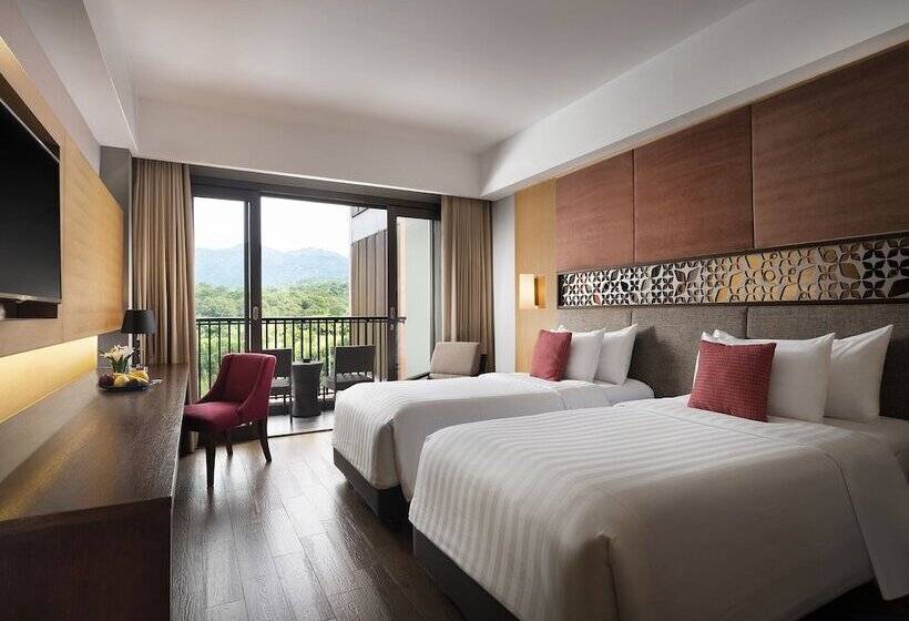 Номер Deluxe Вид на Бассейн, Aston Sentul Lake Resort & Conference Center