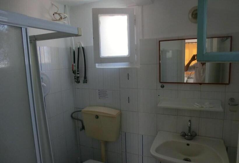 エコノミー４人部屋, Santorini Camping & Hostel