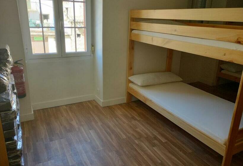ルームシェアのワンベッド, Albergue Gares