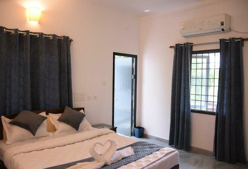 اتاق لوکس با بالکن, Sizzling Inn Pondy