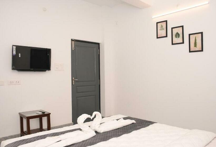 اتاق لوکس با بالکن, Sizzling Inn Pondy