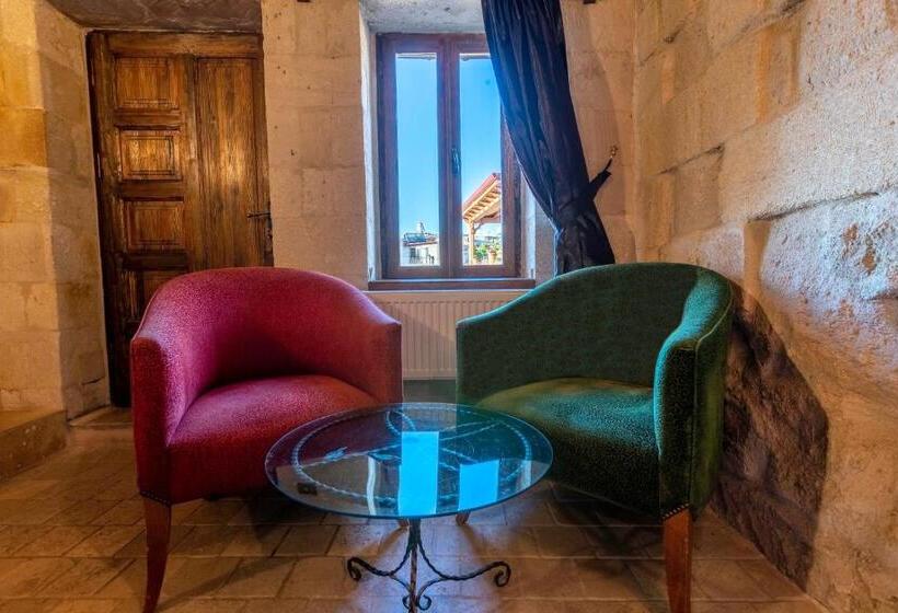 اتاق لوکس سه تخته, Adora Cave Suites