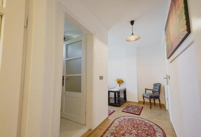 اتاق لوکس, Casa Baronului