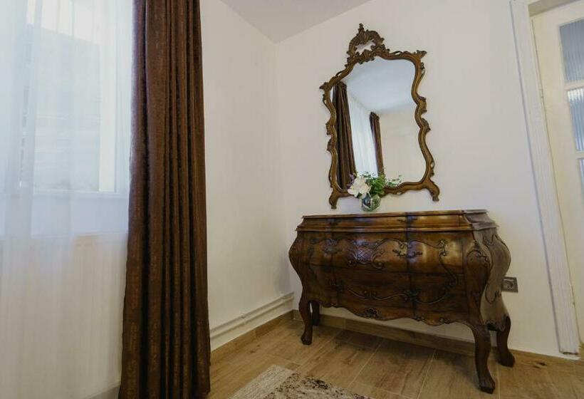 اتاق لوکس, Casa Baronului