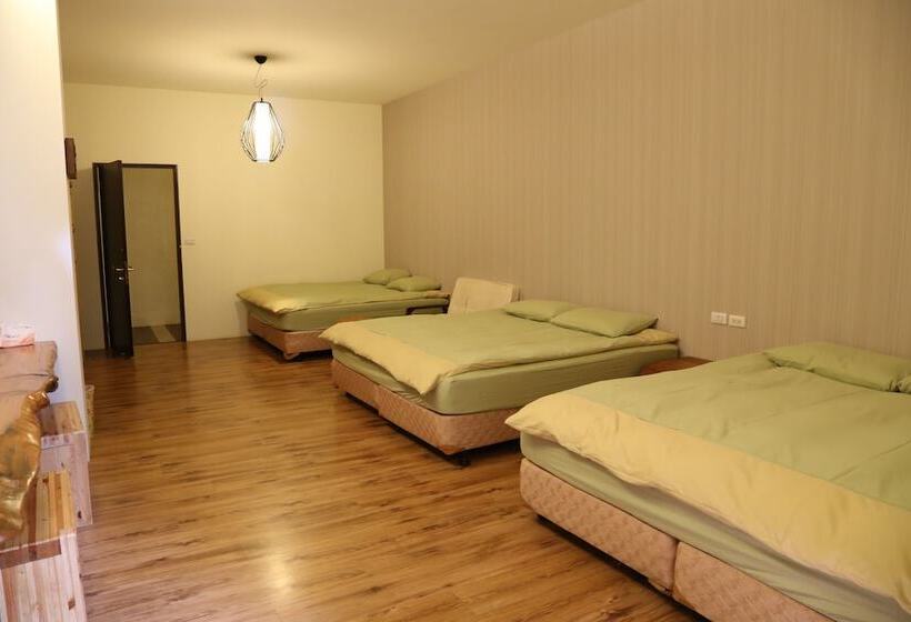 سوییت خانوادگی, Romeo B&b