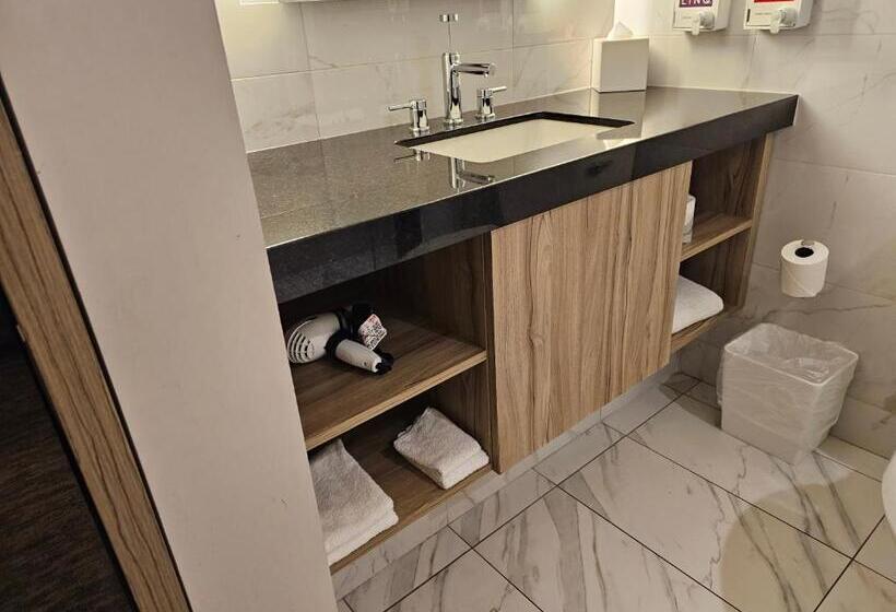 اتاق پریمیوم چهارنفره, Center Spot Unit Strip Las Vegas